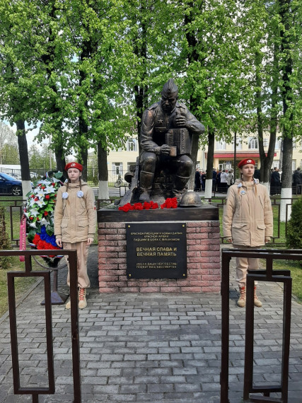 Митинг и возложение цветов.